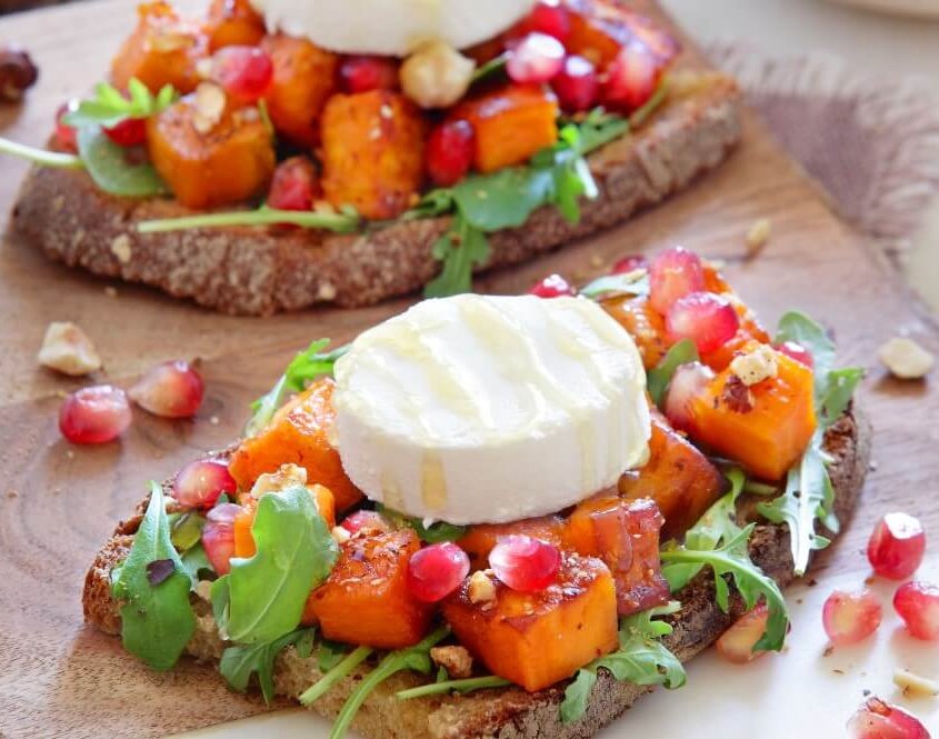 Bruschetta med gedeost og sweet potato Bruschetta med gedeost og sweet potato, granatæble og hasselnødder