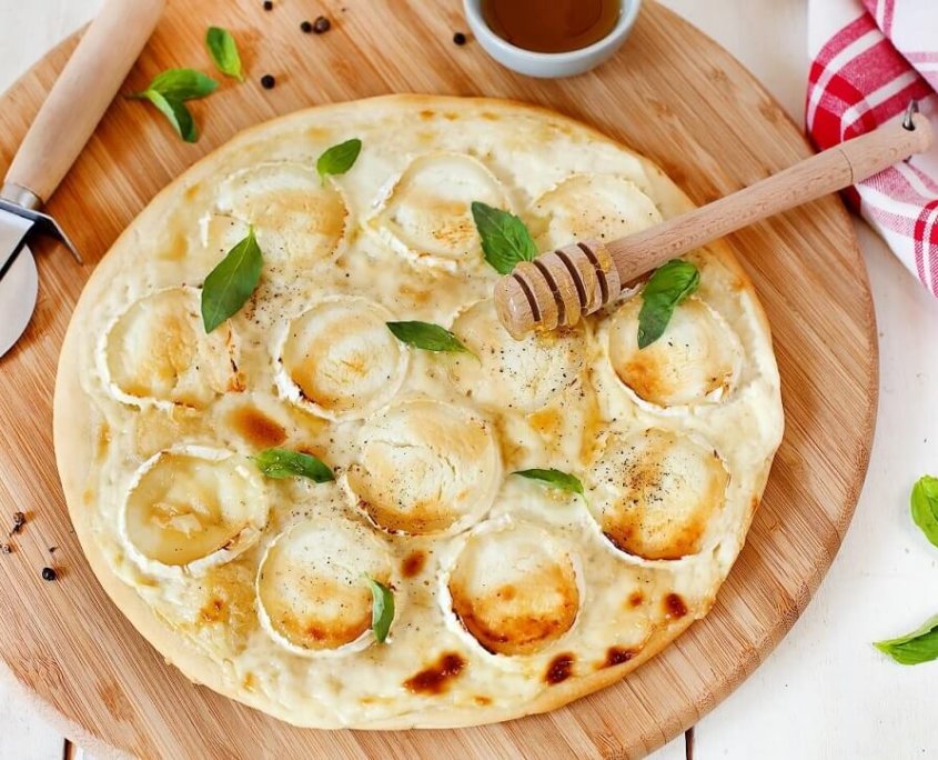 Pizza med gedeost og honning Hvid pizza med gedeost, creme fraiche og honning
