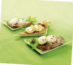 Bruschetta med gedeost og vinaigrette Bruschetta med gedeost og vinaigrette