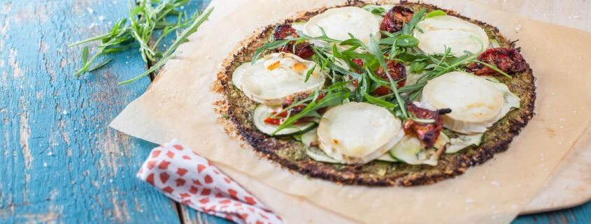 Pizza med broccolibund og gedeost Vegetarisk pizza med broccolibund, pesto, rucola og gedeost