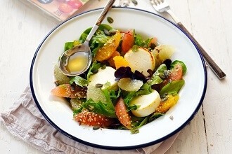 Salat med frisk gedeost og citrusfrugter Salat med gedefriskost, citrusfrugter og frø