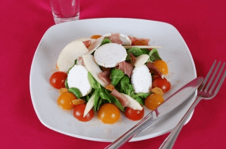 Salat med gedeost, skinke og cherrytomater Salat med gedeost, skinke og cherrytomater